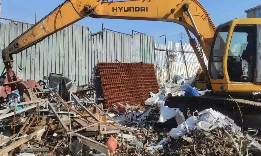 Uzman Metal Hurda saha ekibi çalışırken